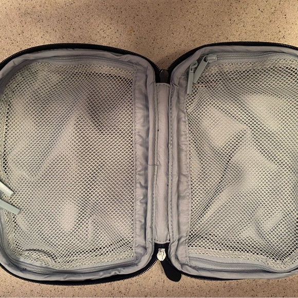 Vera Bradley Midtown Layflat Cosmetic. Print: CornFlower Blossom. - Picture 3 of 6